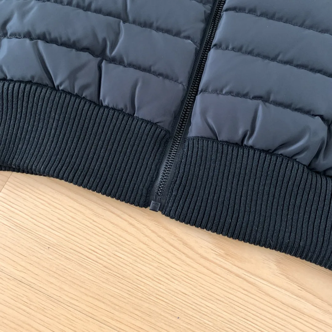 Style number: Y 🇨🇦Canada Goose "Canada Goose" 🇨🇦E 6829 y Bridge® men's knitted vest. The Hy Bridge® Knit Vest is the new arrival in our Hy Bridge® Knit Series, lightweight and warm. It can be worn as a jacket over a T-shirt or as an inner layer under another jacket for extra warmth without being bulky. Through Thermal Mapping® technology, down-filled thermal insulation panels are added to areas that need thermal insulation, and Breathable weaving technology is used to enhance breathability in areas that are prone to stuffiness. Color: Black red label Gray red label Dark Blue color red label Black black label Gray black label Size: XS S M L XL XXL